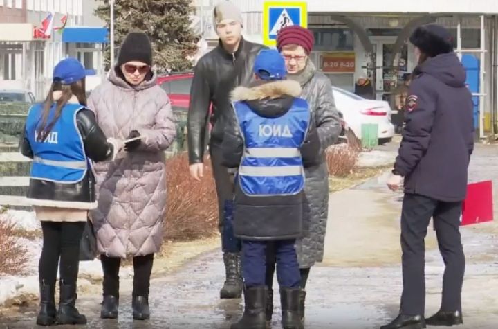 «Смотри по сторонам и носи отражатели!»: Совместный рейд Госавтоинспекции и ЮИДовцев прошел перед каникулами