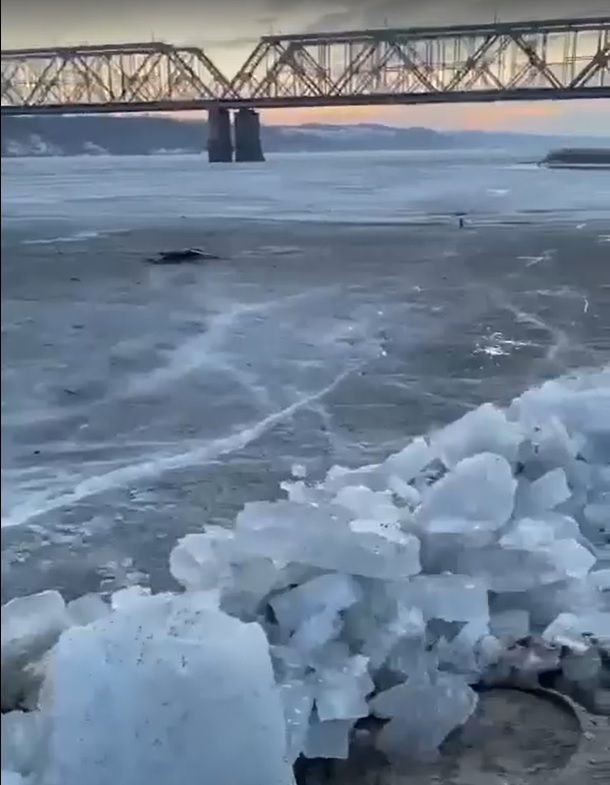 Очевидцы сняли на видео ледоход у Романовского моста в Зеленодольске