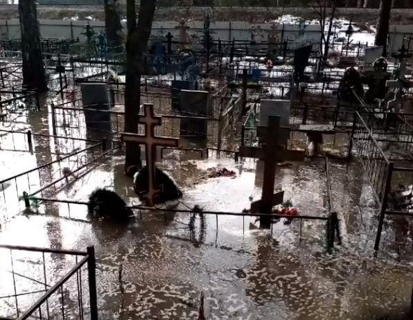 В зеленодольском кладбище десятки могил оказались под водой