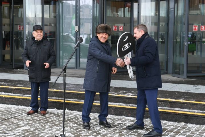 Работники управления сельского хозяйства Зеленодольского района получили автомобиль от Рустама Минниханова