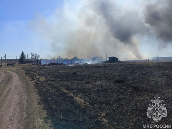 В деревне Луковское полностью сгорел жилой дом и хозяйственные постройки