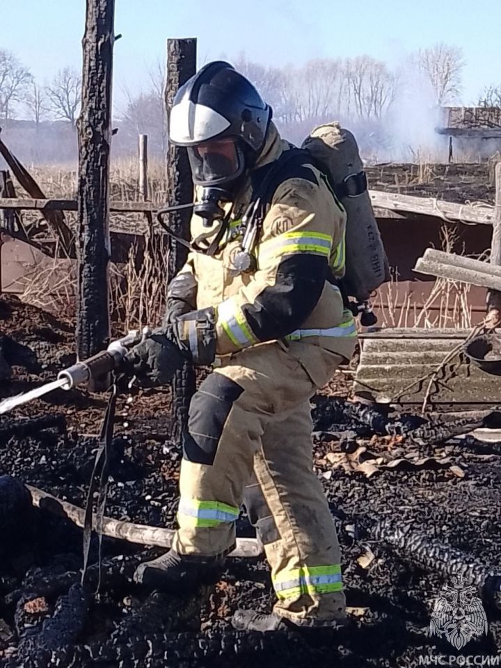 В деревне Луковское полностью сгорел жилой дом и хозяйственные постройки