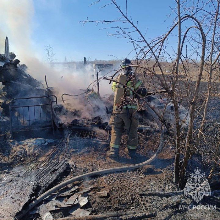 В поселке Луговом Зеленодольского района сгорел дом под дачу