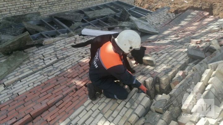 В Куюках обрушилась стена строящегося дома, под завалами могут быть люди