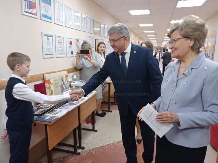 Татьяна Ларионова предложила пригласить лучших знатоков своей семьи на экскурсию в Госдуму РФ