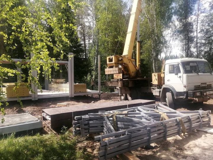 В Зеленодольском районе в поселке Садовый началась установка модульного ФАП
