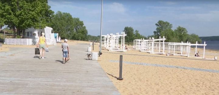 На городском пляже в Зеленодольске началась подготовка к летнему сезону