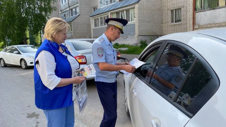 Зеленодольские автоинспекторы контролируют соблюдение водителями правил перевозки детей