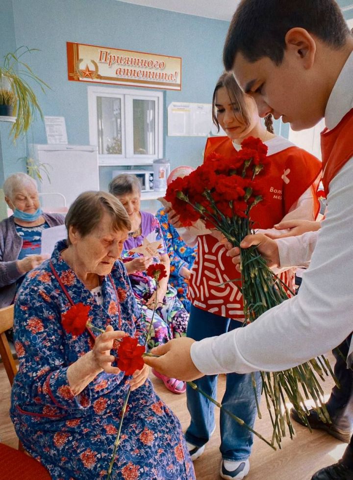 Студенты Зеленодольского медицинского колледжа поздравили ветеранов и тружеников тыла с Днем победы