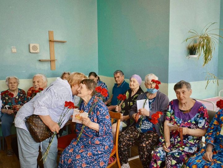 Студенты Зеленодольского медицинского колледжа поздравили ветеранов и тружеников тыла с Днем победы