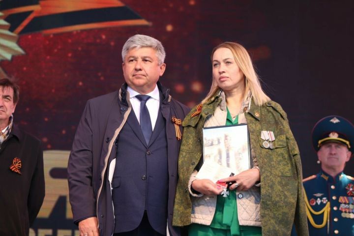 В Зеленодольске на параде Победы вручили посмертные награды семьям погибших бойцов в зоне СВО