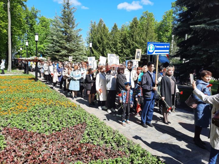 Зеленодольцы шли на Вечный огонь целыми семьями, чтобы почтить память соотечественников, погибших на полях войны