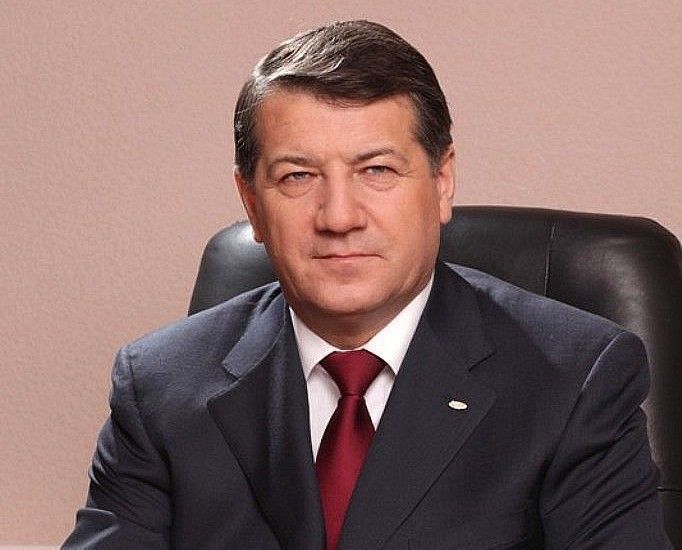 Генеральный директор POZIS Радик Хасанов поздравляет зеленодольцев С Днем России