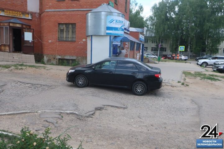 «Ни пройти ни проехать!»: Зеленодольцы пожаловались на разбитый асфальт при заезде во дворы с ул. Гагарина