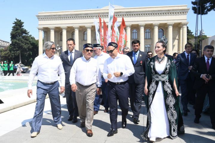 Рустам Минниханов поприветствовал участников и гостей Сабантуя в Баку