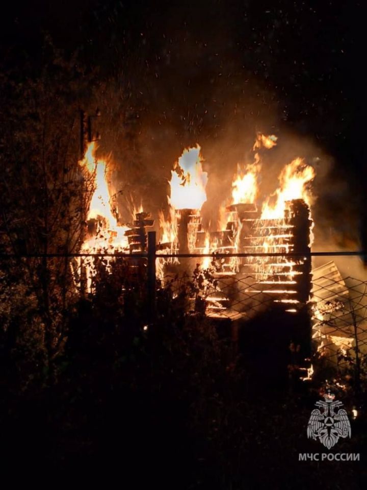 Ночью в посёлке Васильево сгорел садовый домик