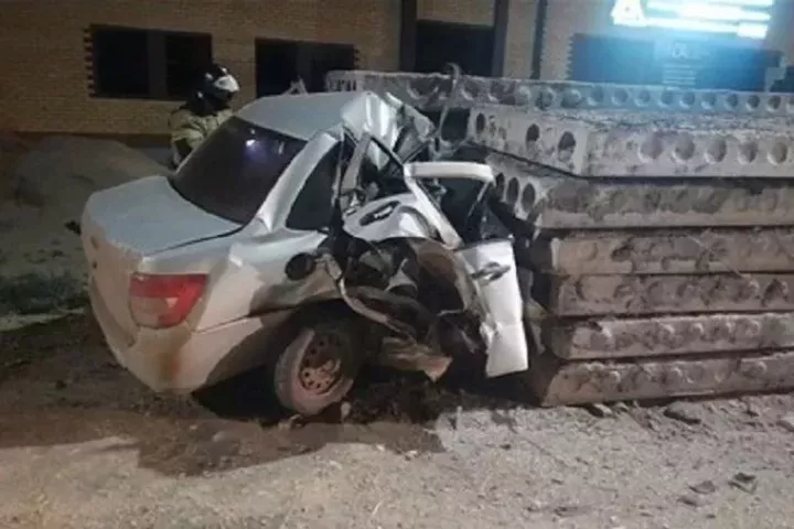 В Татарстане молодой водитель влетел в бетонные плиты и погиб на месте