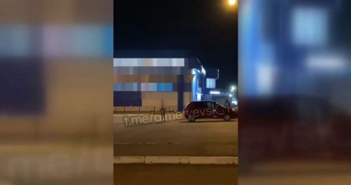 В Татарстане женщина кричала матом на дочь, а позже бросилась под машину