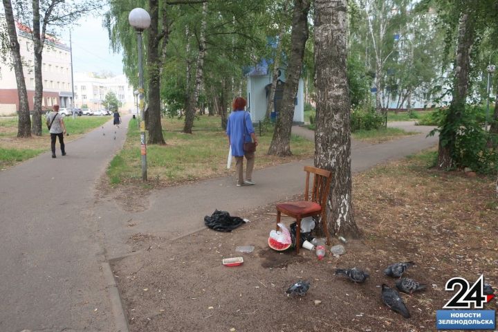 «Что-то с этим делать надо»: Жители жалуются на наличие остатков еды и пустых бутылок на территории часовни неподалёку от Центрального рынка