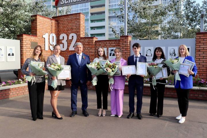 Зеленодольским стобалльникам вручили сертификаты на 30 тысяч рублей