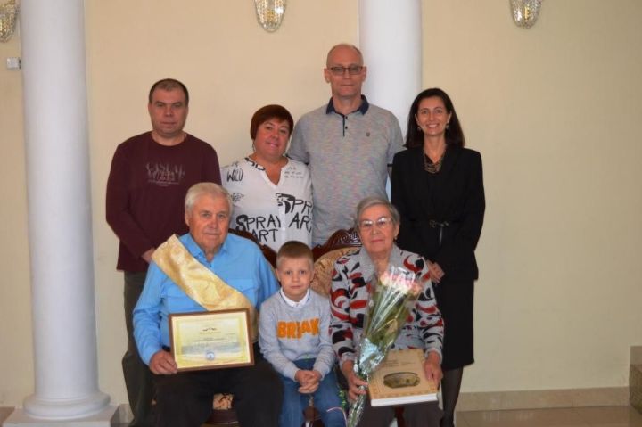 В зеленодольском отделе ЗАГС чествовали семейную пару, состоящую в браке 55 лет