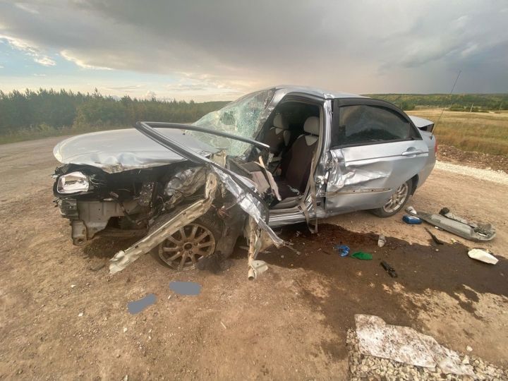 В Альметьевском районе водитель легкового автомобиля погиб в результате столкновения с «КамАЗом»