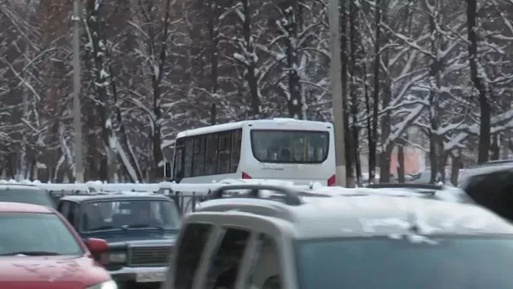 «Почему проехали мимо?»: Жители Зеленодольска пожаловались на проезжающие мимо остановок автобусы