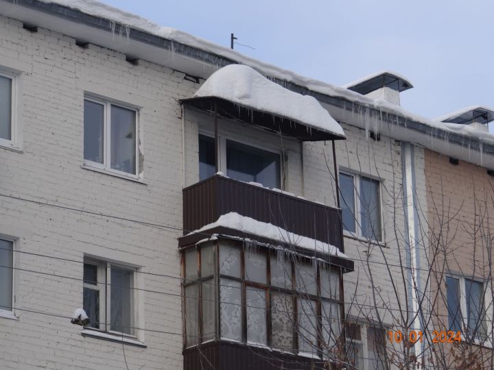 Кто почистит балконы?  Надстройки на балконах – частная  собственность, и поэтому владельцы ответственны за них