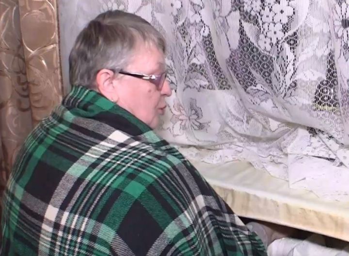«Тяги как не было, так и нет»: В Зеленодольске жительница дома №33 по ул.Украинской греет воду в кастрюле и моется из тазика