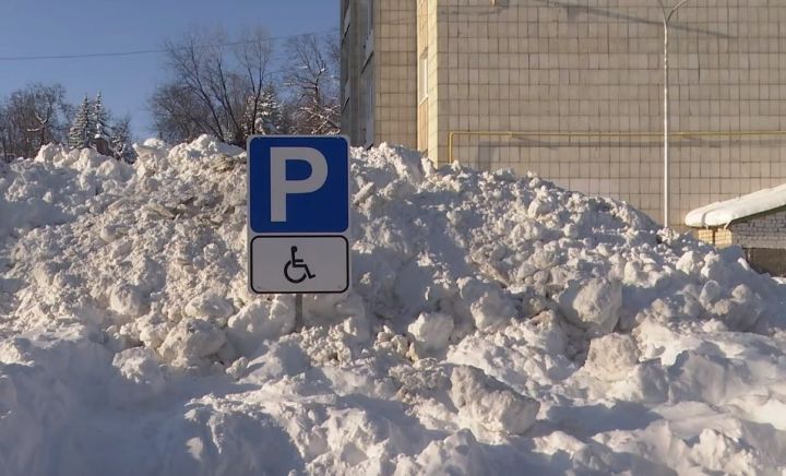 Некоторые дворы в Зеленодольске всё ещё в снежном плену