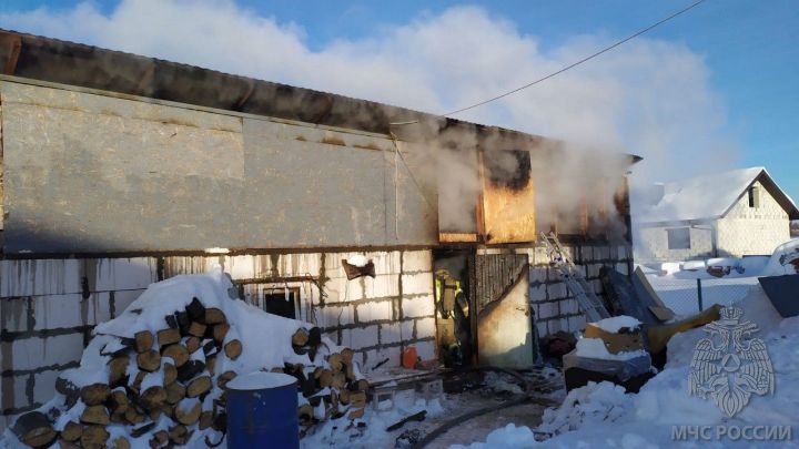 На улице Ульянова в Зеленодольске сгорел хозяйственный сарай