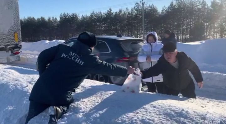 В Зеленодольском районе со снежным коллапсом удалось справиться благодаря сплоченности и чувству сопереживания