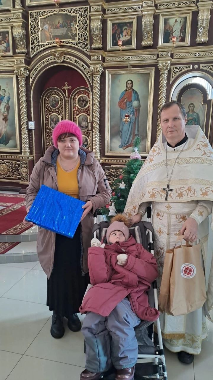 Протоиерей Константин Люкшин вручил подарки детям из малоимущих семей