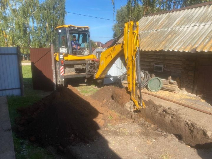 Вода в дом бойца: сотрудники Зеленодольского водоканала подключили дома родителей мобилизованного к водоснабжению