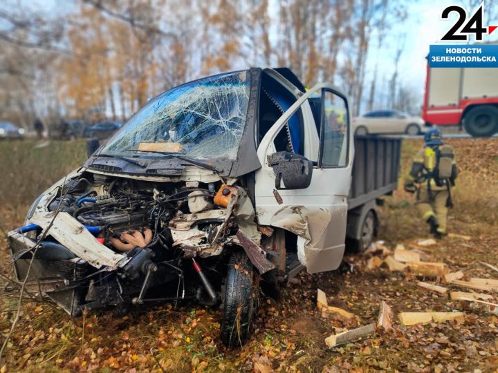 На дороге Казань-Зеленодольск «Газель» врезалась в легковой автомобиль