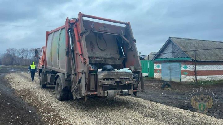 В Апастовском районе Татарстана грузчик погиб под колесами мусоровоза