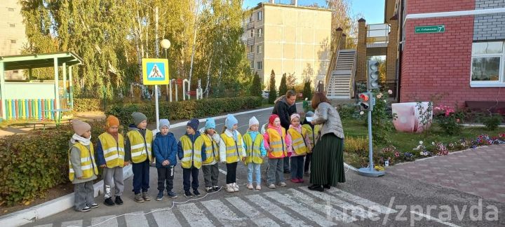 Юные инспекторы движения детского сада «Килэчэк» напомнили зеленодольцам о безопасности на дороге