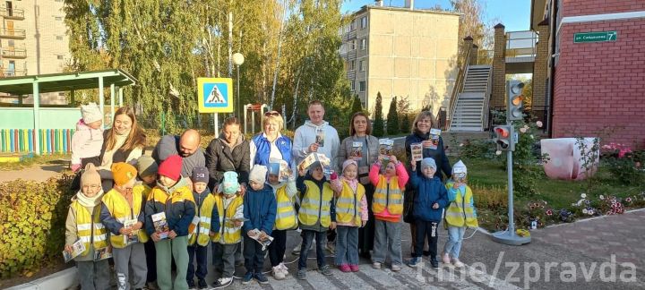 Юные инспекторы движения детского сада «Килэчэк» напомнили зеленодольцам о безопасности на дороге