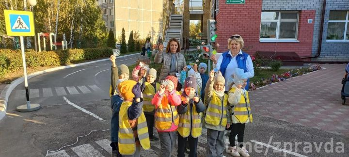 Юные инспекторы движения детского сада «Килэчэк» напомнили зеленодольцам о безопасности на дороге