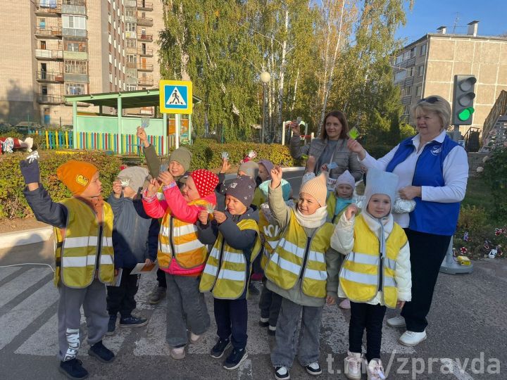 Юные инспекторы движения детского сада «Килэчэк» напомнили зеленодольцам о безопасности на дороге