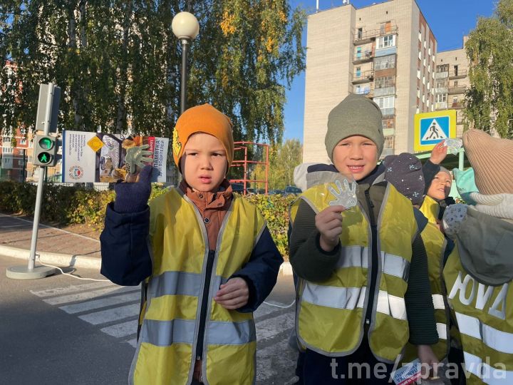 Юные инспекторы движения детского сада «Килэчэк» напомнили зеленодольцам о безопасности на дороге