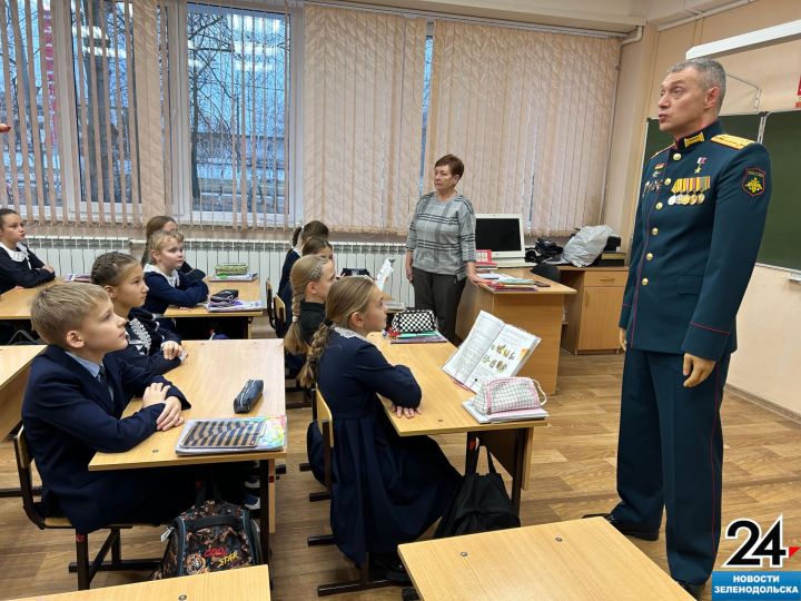 Герой России Максим Шоломов рассказал зеленодольским лицеистам о том, как дорожат их письмами на фронте