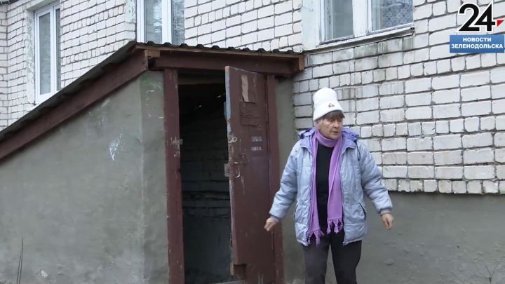 Жители дома на ул.Ленина в Зеленодольске жалуются на затопленный подвал