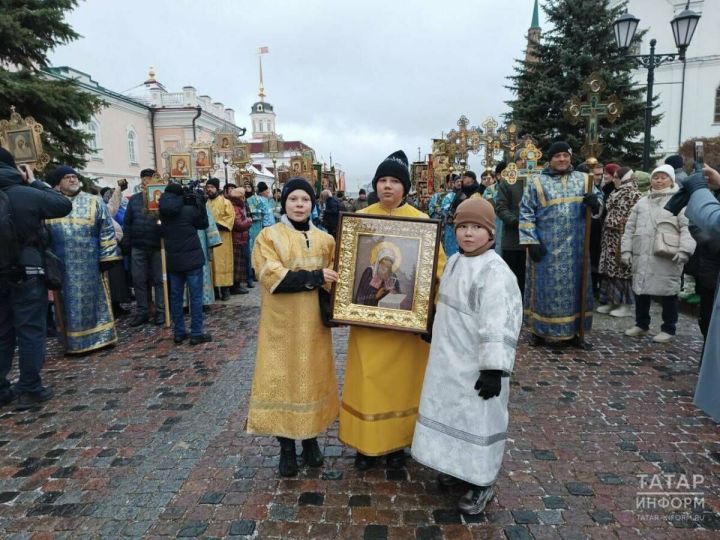 В Казани сотни людей присоединились к крестному ход в День Казанской иконы Божией Матери