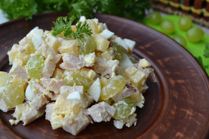 Новогодний стол подорожал: россиянам придется потратить больше 9 тысяч рублей