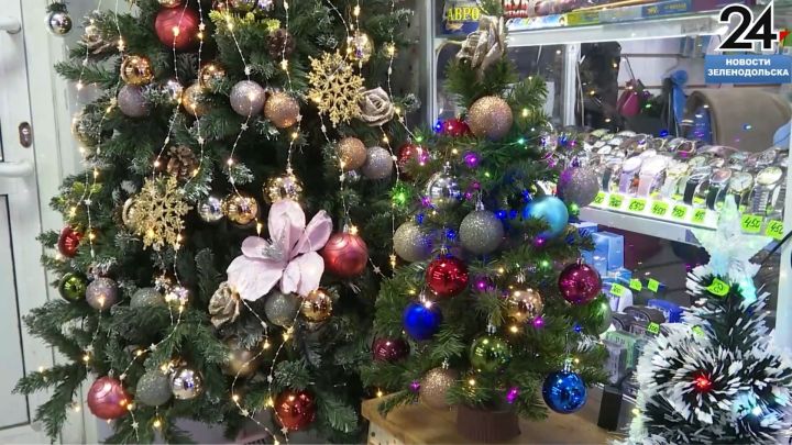Как жители Зеленодольска украшают свои елки в 2024 году