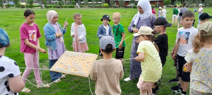 Чем насыщен день детей в пришкольном лагере