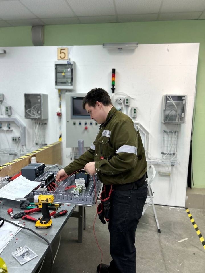 Профессионалы у станка