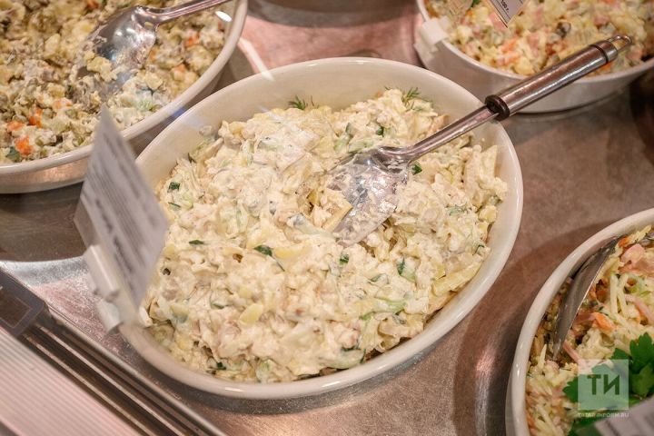 Стало известно, во сколько обойдется новогодний стол — россияне удивились от суммы