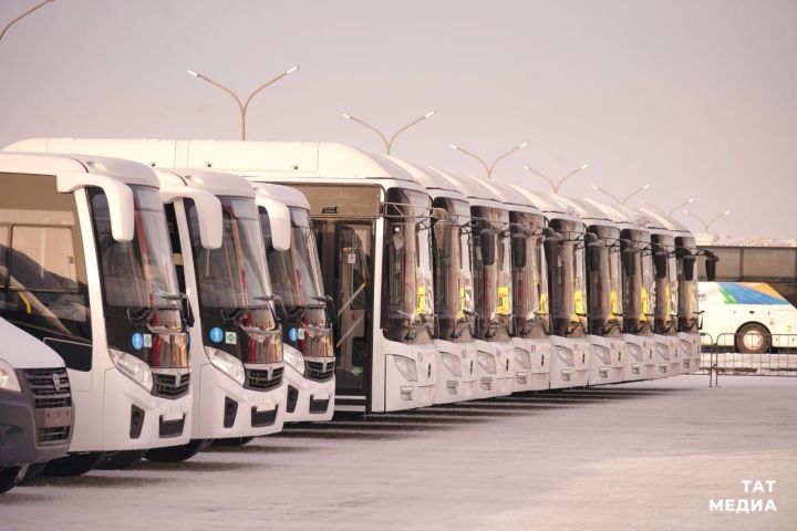 Минниханов в рамках федеральной программы вручил Зеленодольскому району автобусы